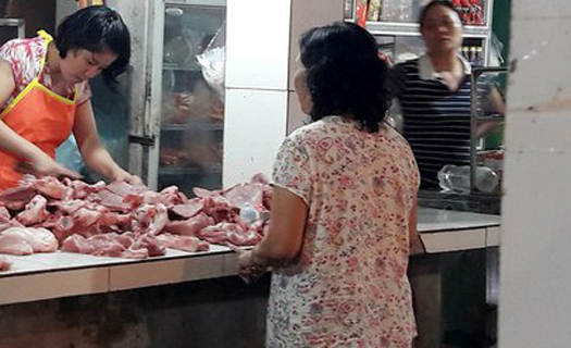 Giá lợn hơi tiếp tục giảm nhưng vẫn trên 70.000 đồng/kg